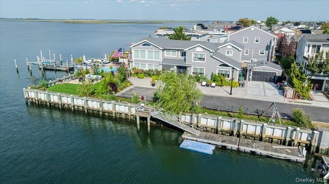 Building Photo - 94 Heron St