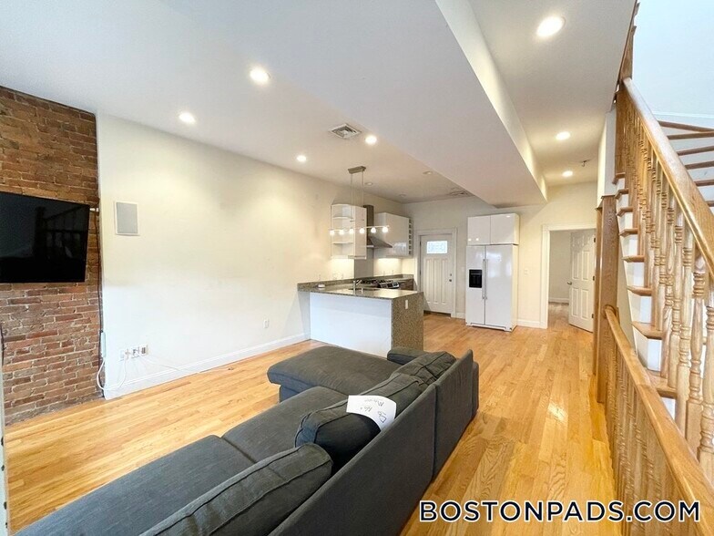 Building Photo - 98 L St