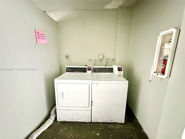 Building Photo - 13285 NE 6th Ave