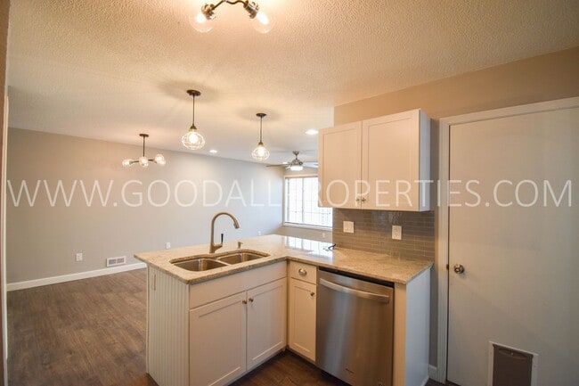 Building Photo - 2 Bedroom 2 Bath Townhome In West Des Moines