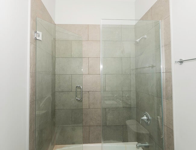 Building Photo - 520 N Western Ave