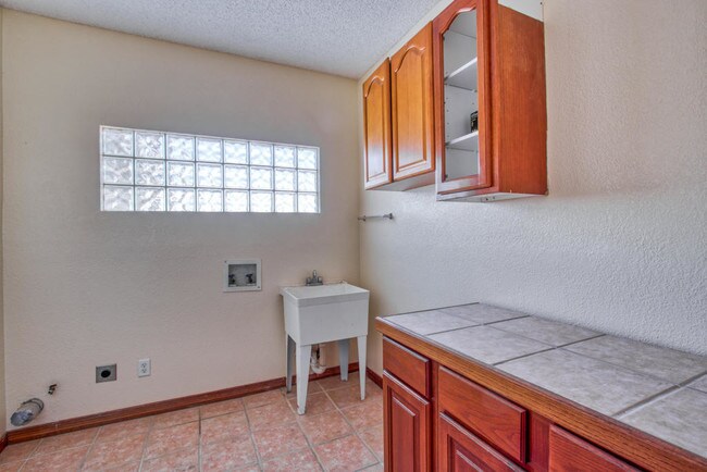 Building Photo - 6912 Crown Ridge Dr