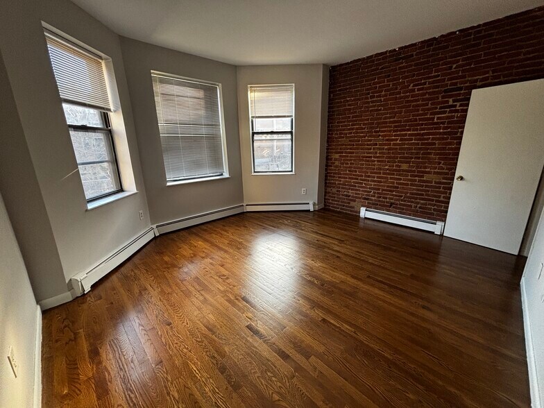 Building Photo - 17 Stearns Rd