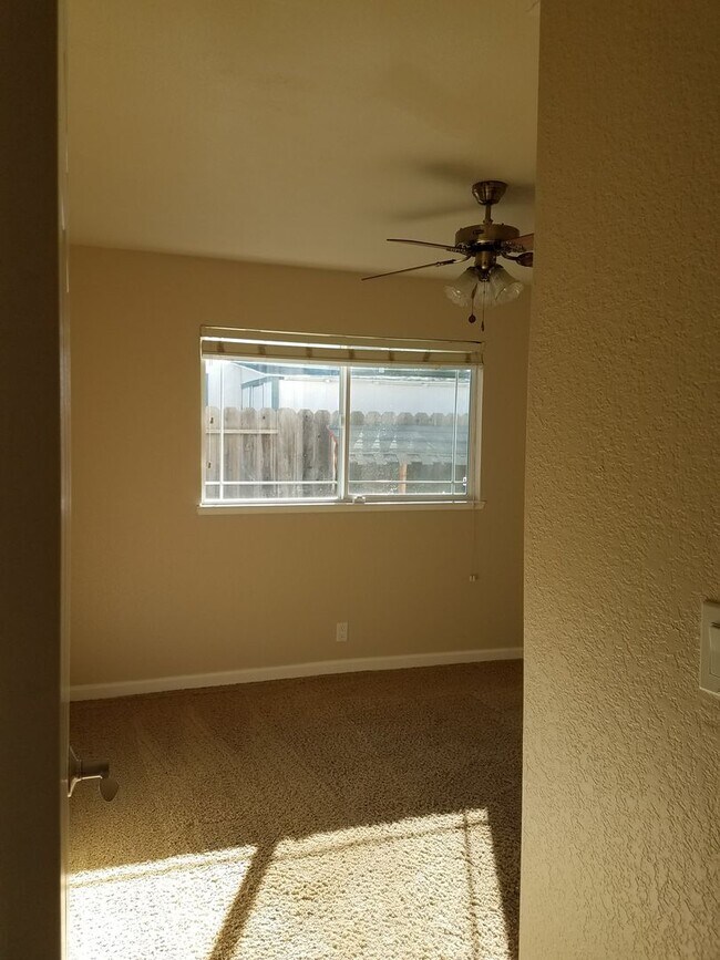Building Photo - Lovely Roseville Home Close to School, Sho...