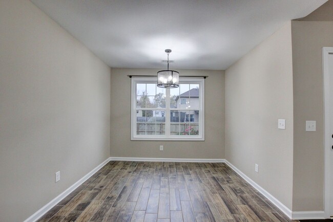 Building Photo - Fresh and Clean 3 bed 2 bath.  Sweet layout!