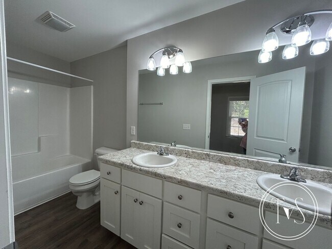 Building Photo - 515 Fraser Dr