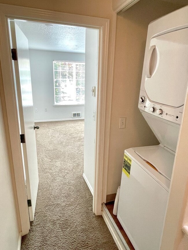 Building Photo - St. Johns Neighborhood Rowhouse with Detached Garage, Private Back Patio