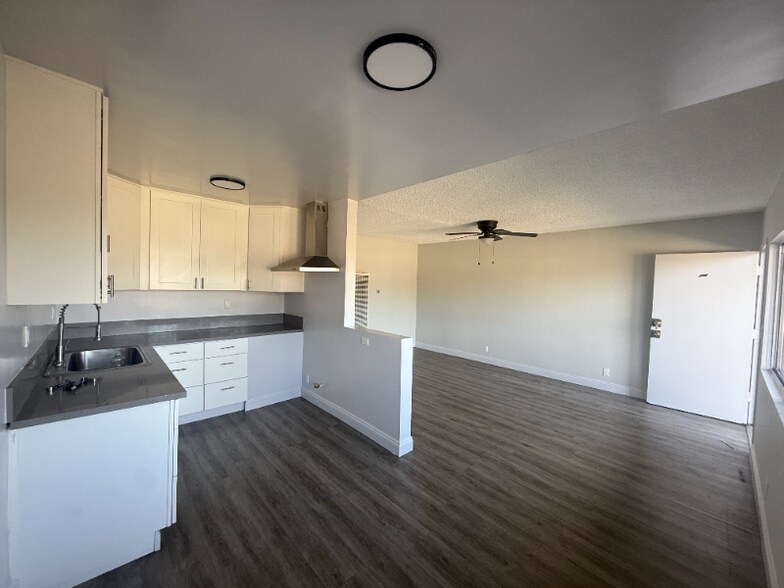 Building Photo - 1122 W 94th St