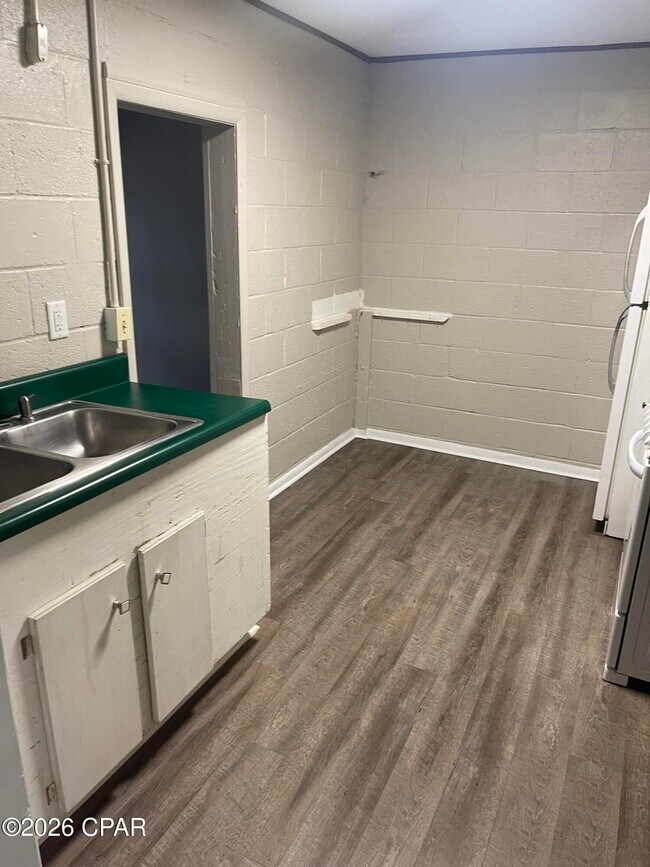 Building Photo - 1113 McKenzie Ave