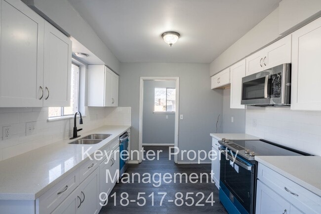 Building Photo - 4 Bedroom Home Available For Immediate Move In!!