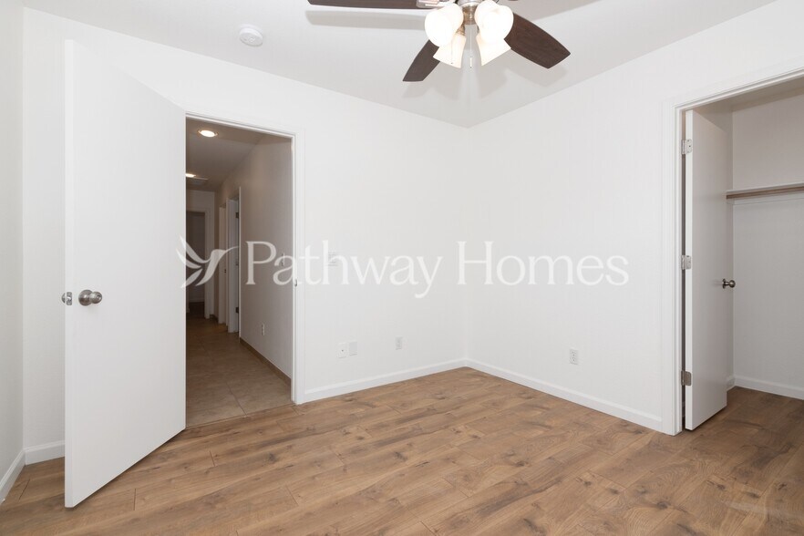 Building Photo - 520 W Musket Pl