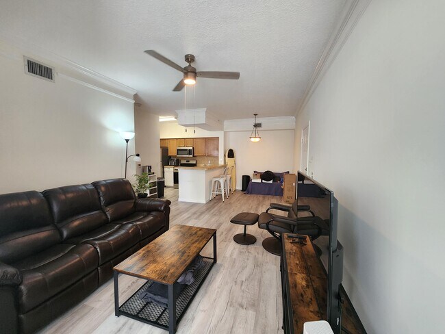 Building Photo - 2103 Myrtlewood Cir E