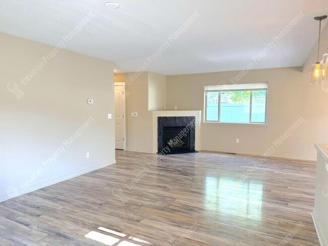 Building Photo - 3 BR home with fenced yard