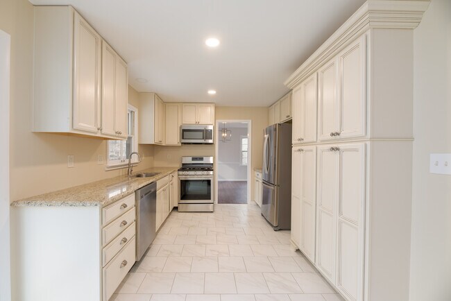 Kitchen - 15472 Brewster Rd