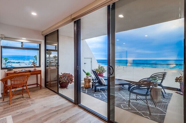 Building Photo - 1510 The Strand