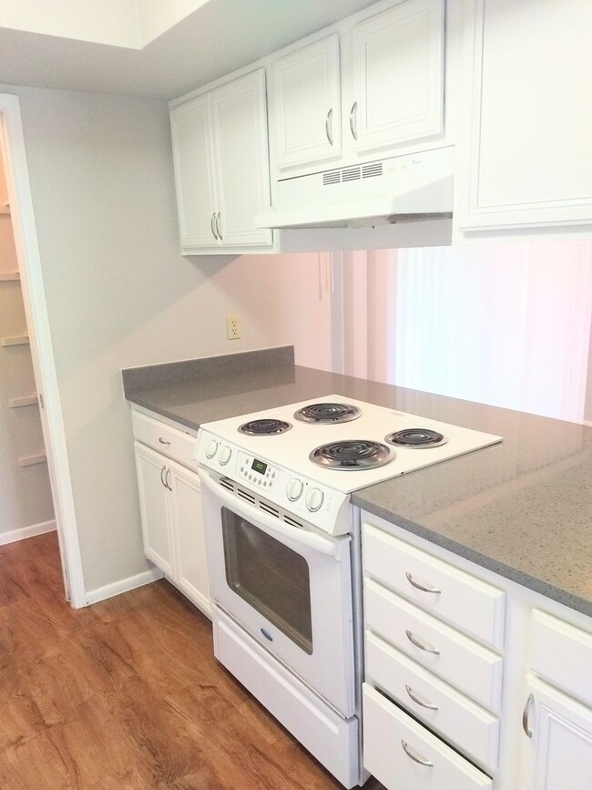 Building Photo - Spacious Two Bedroom Two Bathroom Condo