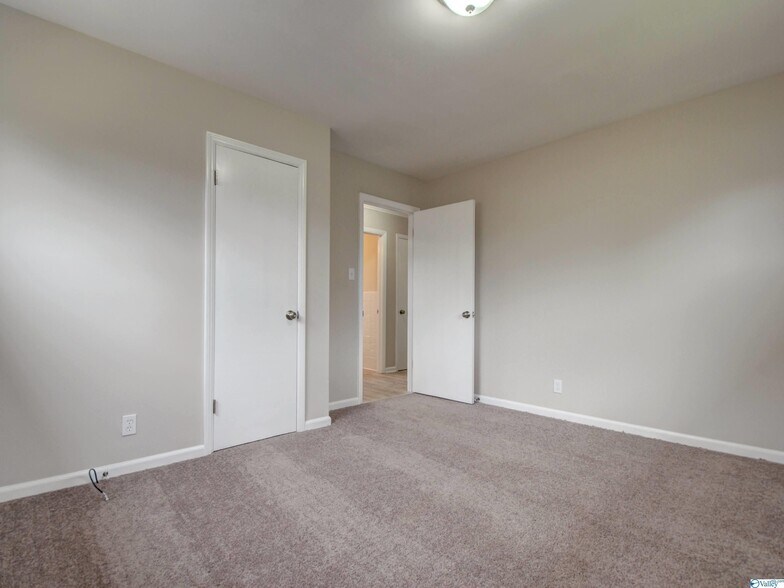 Building Photo - 609 Marguerite Dr NW