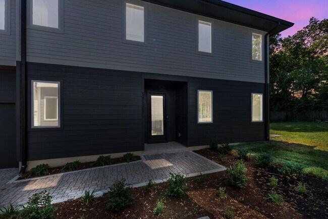 Building Photo - 5917 Robertson Ave