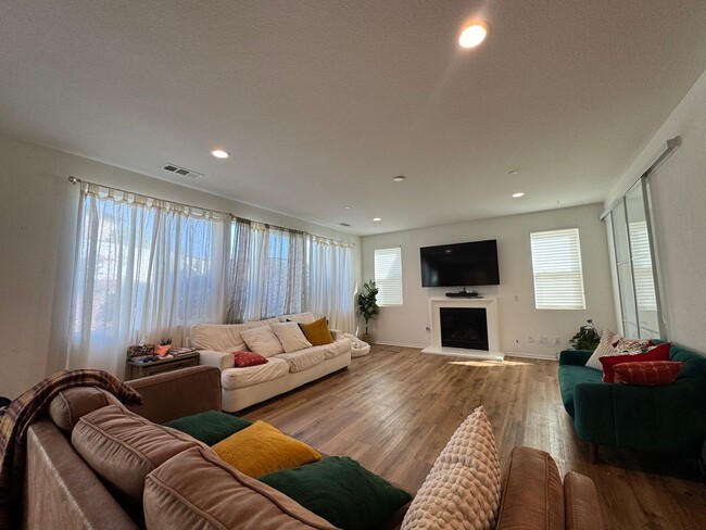Building Photo - Beautiful 4 Bedroom House with office AND ...