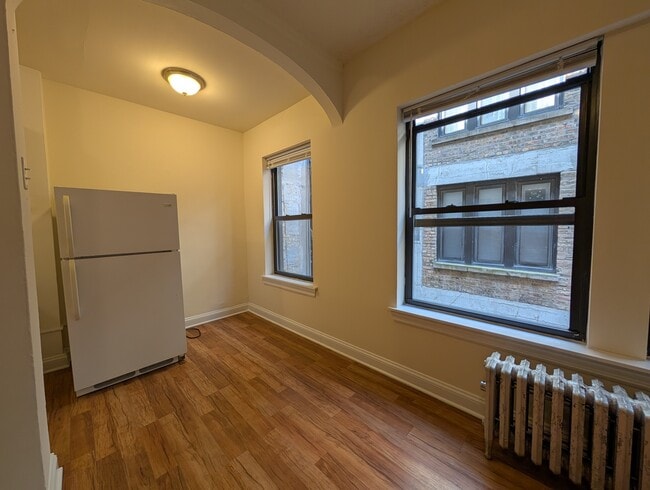 Building Photo - 5417 N Kenmore Ave