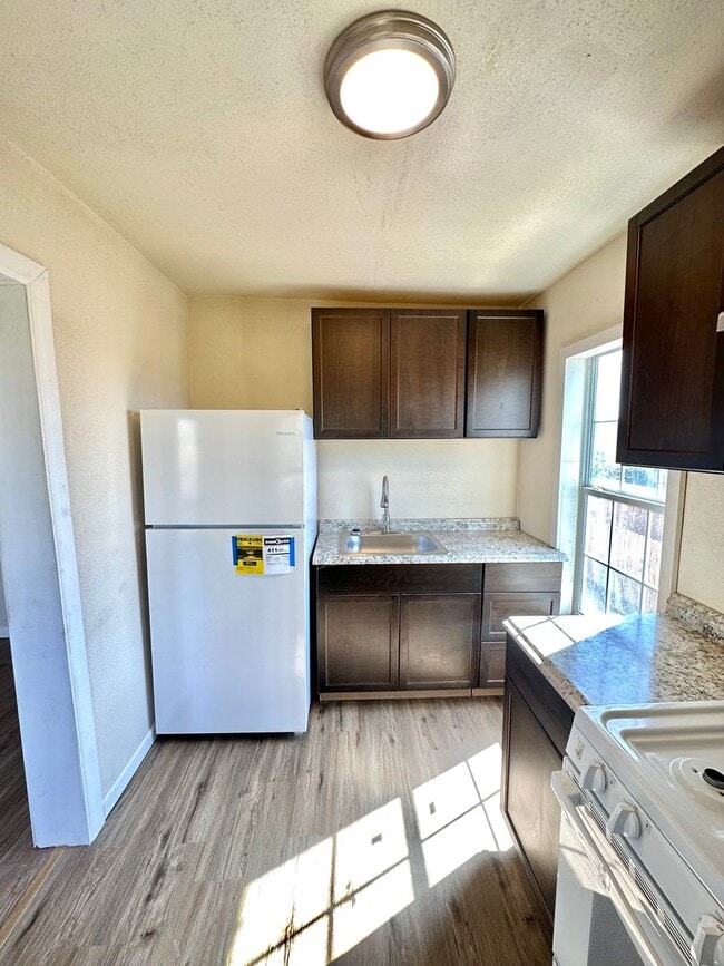 Building Photo - COMING AUGUST 2025 - Remodeled 1 Bedroom A...