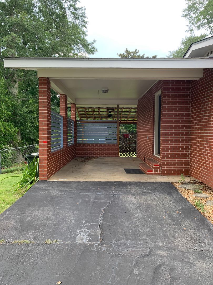 Building Photo - Super Cute One Level Home Across from New ...