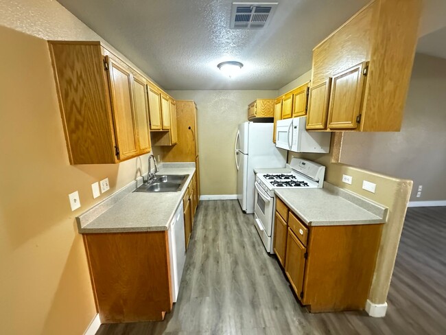 Building Photo - 2 BEDROOM CONDO IN NORTHEAST WITH 2 WEEKS ...