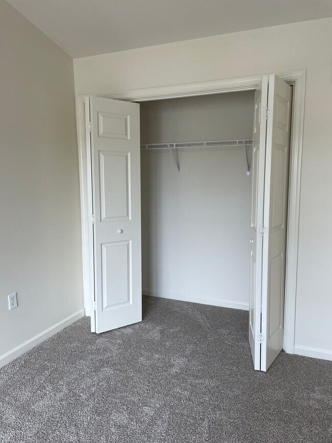 Building Photo - 3 Bed 3 Bathroom Townhouse In Marietta