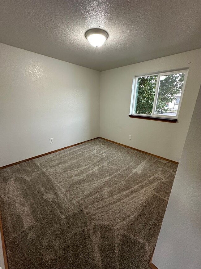 Building Photo - Beautiful Remodeled 3 Bed Room 1 and 3/4 B...