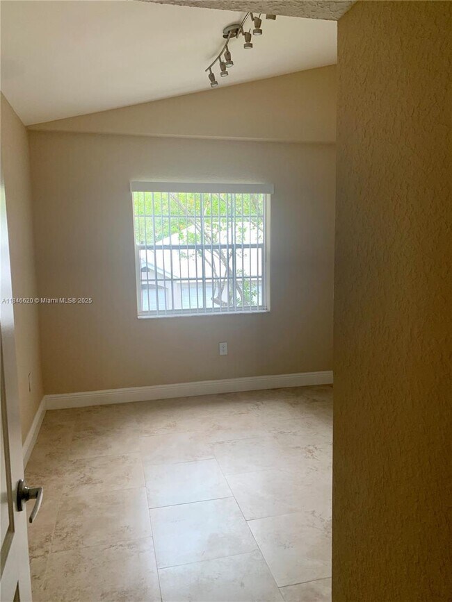 Building Photo - 2841 N Oakland Forest Dr