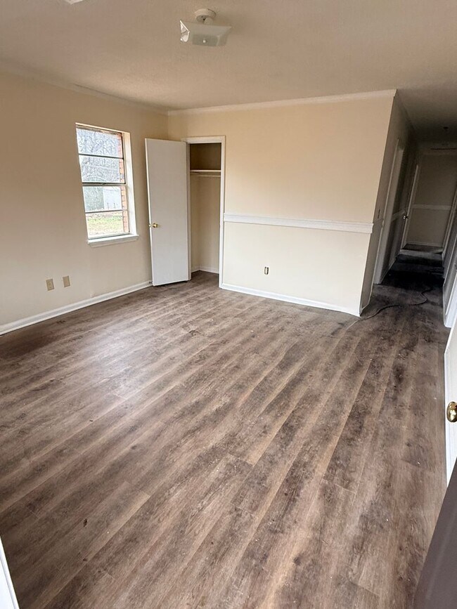 Building Photo - 4 bedroom 2 bath HOUSE!