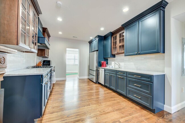 Building Photo - CONDO ON THE HILL 3 BED 1 BATH - Hardwood ...