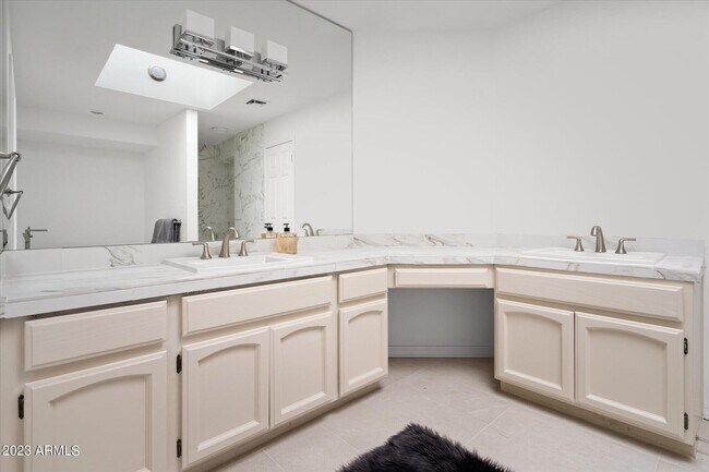 Building Photo - 8844 E San Rafael Dr