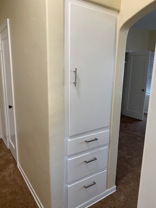 linen closet - 803 W Glenoaks Blvd