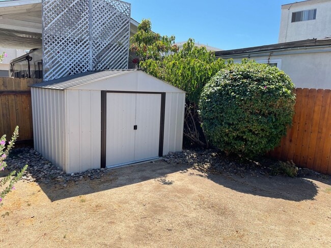 Building Photo - 3 Bedroom, 1 Bathroom Single Family Home in Desirable area of Talmadge