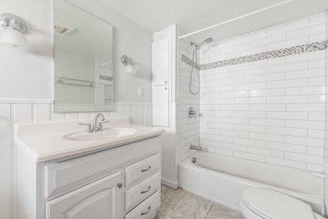 Building Photo - 33 Pearl St