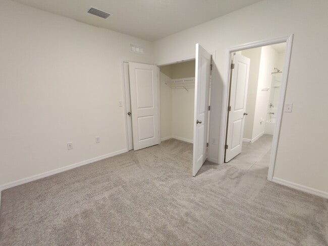 Building Photo - 423 Whispering Oaks Ct