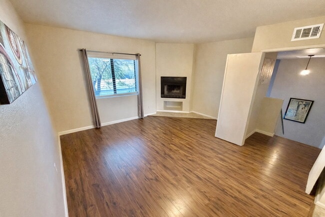 Building Photo - 2bd townhouse in Winterhaven