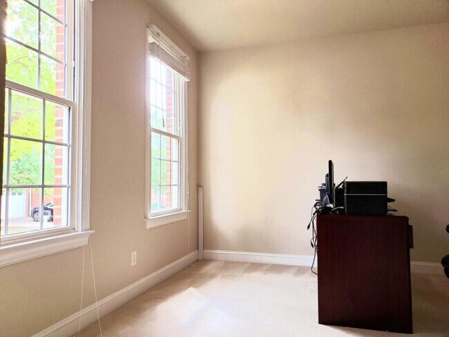 Building Photo - 102 Alden Village Ct