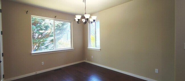 Building Photo - Beautiful Bull Mountain 4 Bedroom 2 1/2 Bath Home Just a Block from the Community Pool and Park!