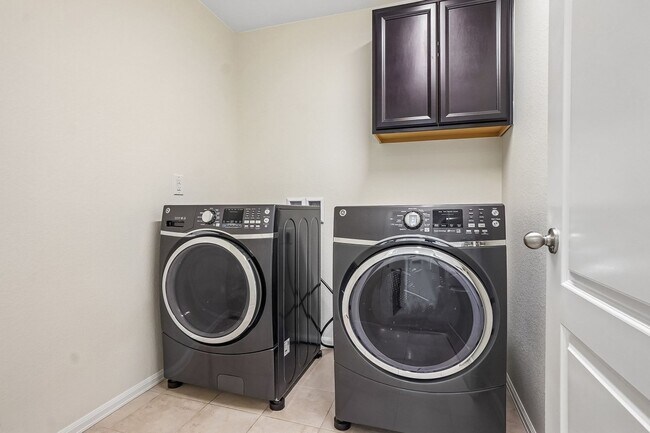 Building Photo - Luxurious Living: 2,367 Sq Ft Home with 4 Baths in Prime Location