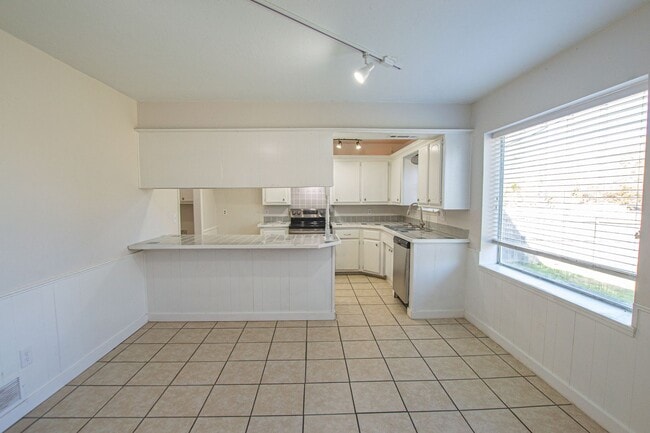 Building Photo - 224 S Bouziden Dr