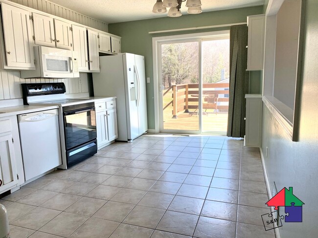 Building Photo - Barre Single Family Home - 4BR 1.5BA with In-Unit Laundry