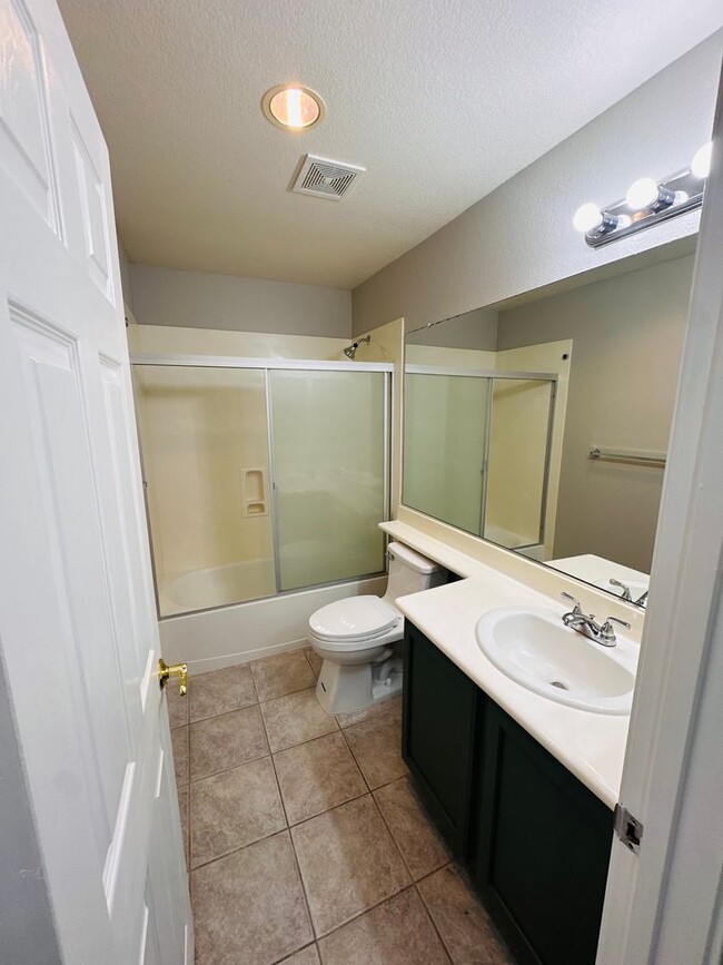 Building Photo - Full Bedroom and Bathroom Downstairs