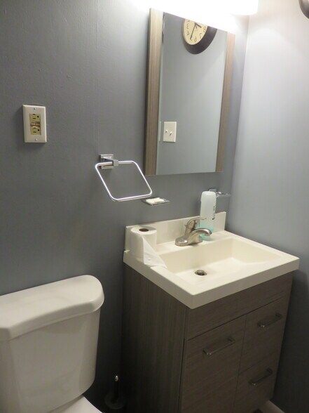 Building Photo - 7 S Daisy Ave