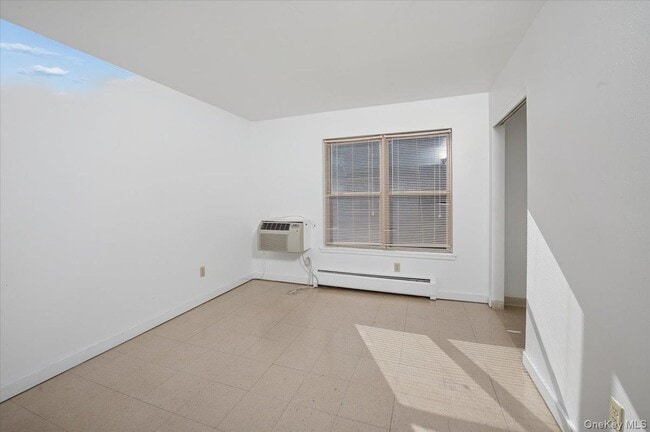 Building Photo - 501 Maplewood Gardens