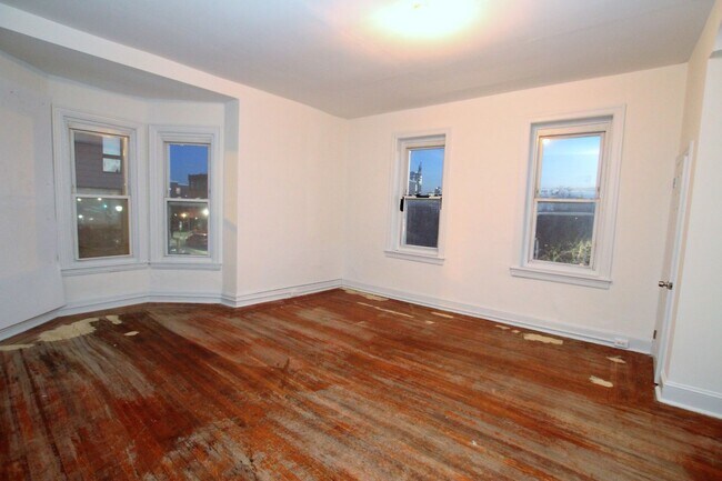 Building Photo - Large built 2 bed, 1 bath apartment is loc...