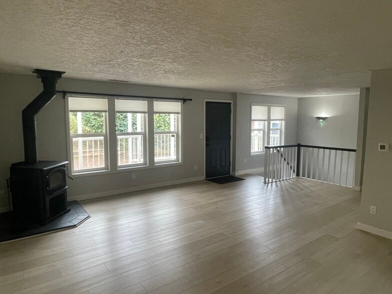 Primary Photo - 3228 SW Dolph Ct