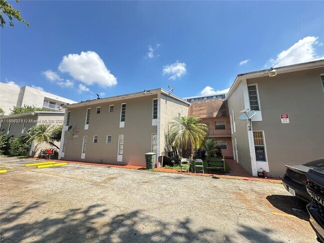 Building Photo - 1525 NW 19th Terrace