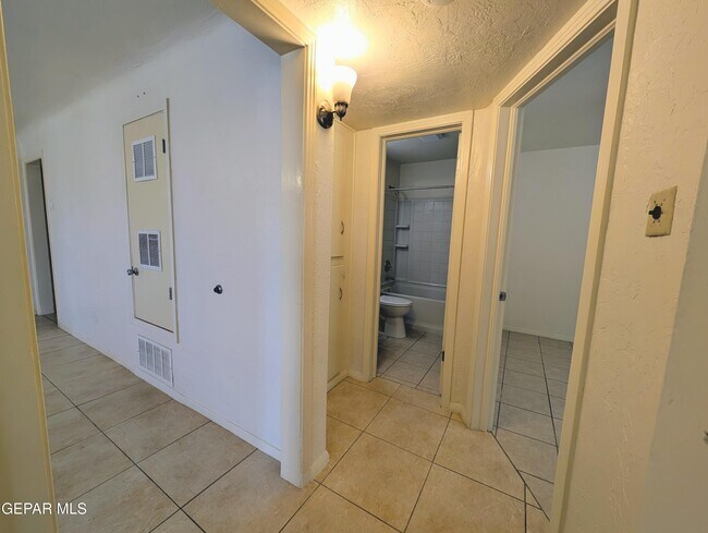 Building Photo - 8921 Mt Olympus Dr